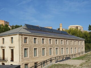 Photovoltaik-Anlage auf dem Dach eines ehemaligen Industriegebäudes aus dem späten 19. Jahrhundert im spanischen Alcoy, Provinz Alicante.