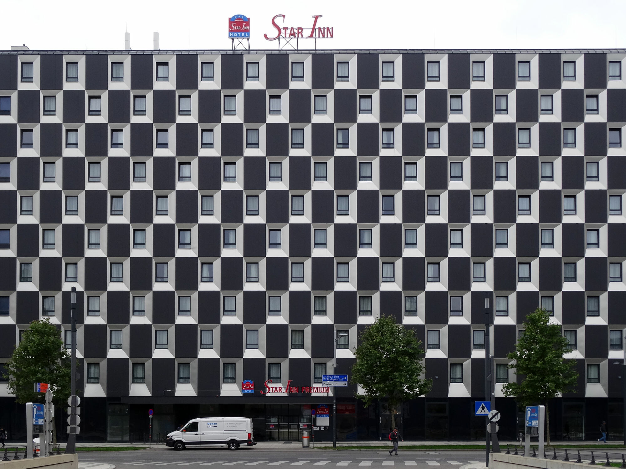 Lochfensterfassade eines Hotelgebäudes am Wiener Hauptbahnhof.