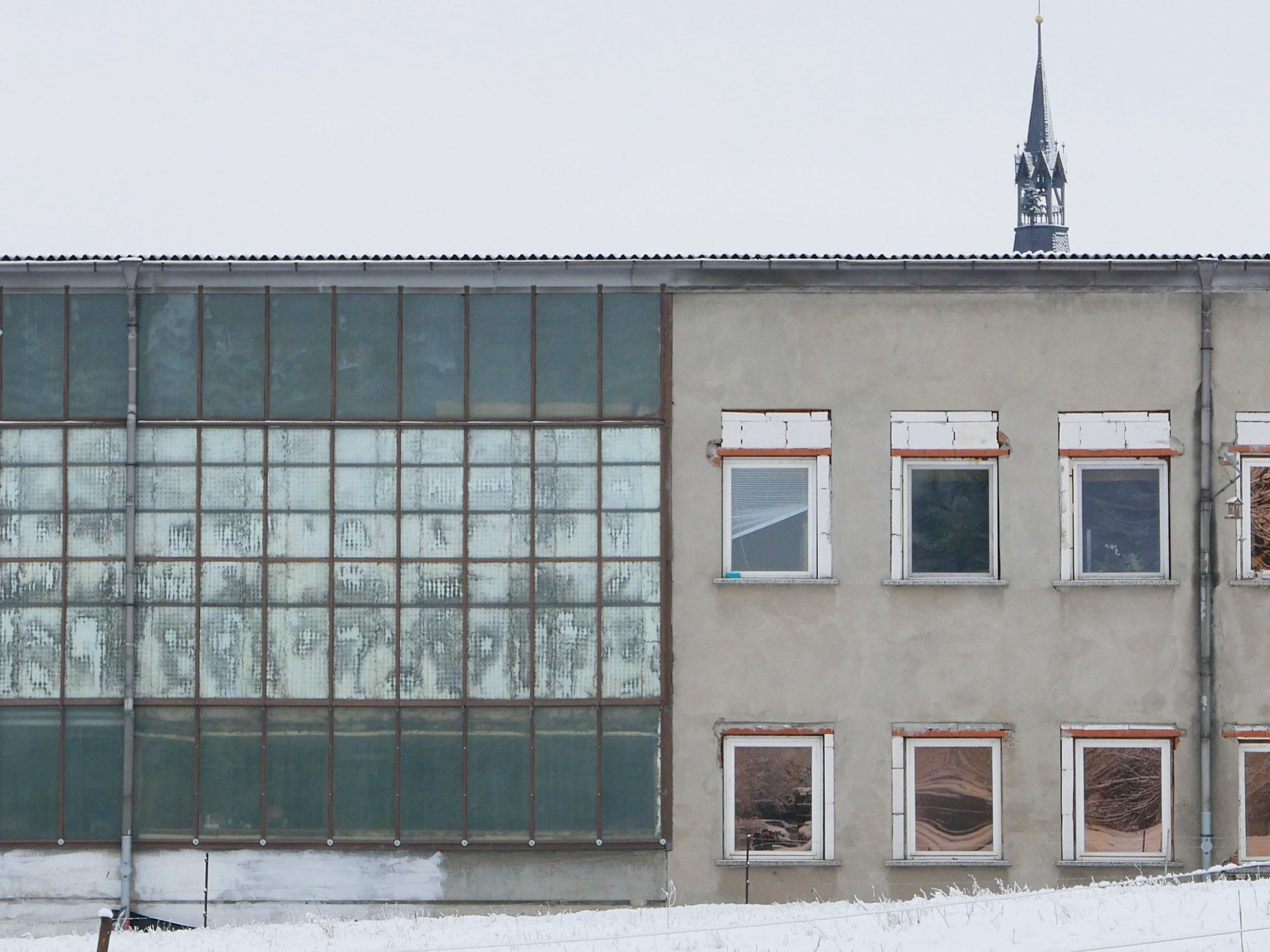 Bei Lochfassaden sitzen die vereinzelten Fenster jeweils in einer passenden Rohbauöffnung.