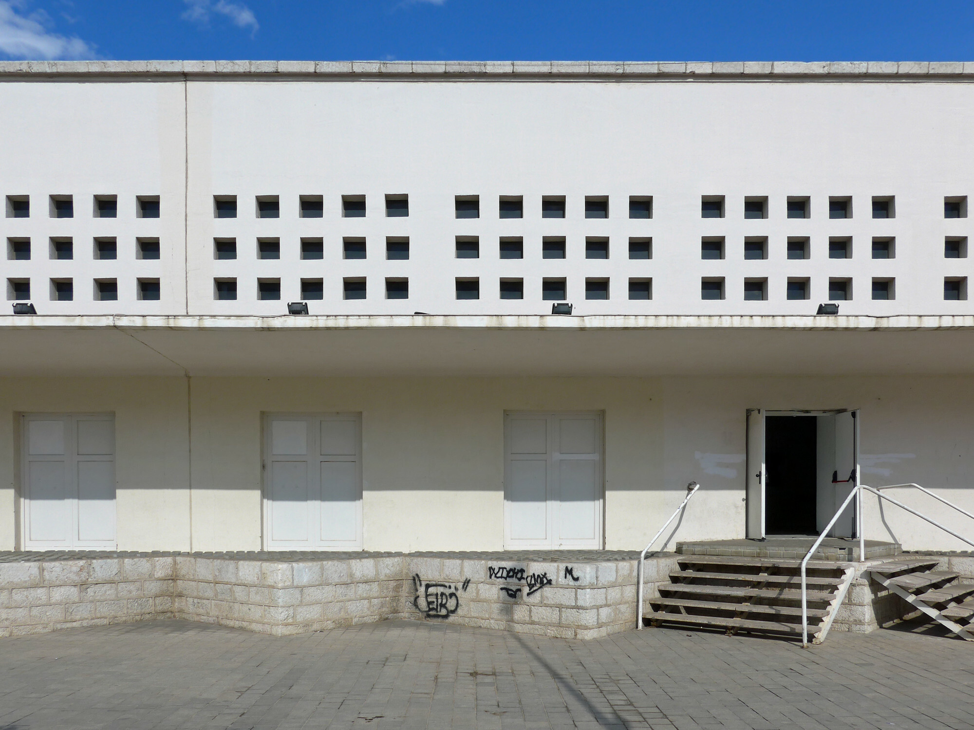 Lochfassade eines ehemaligen Industriegebäudes