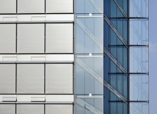 Elementfassade mit integriertem Sonnenschutz am Hegau Tower in Singen, Architekten: Murphy/Jahn