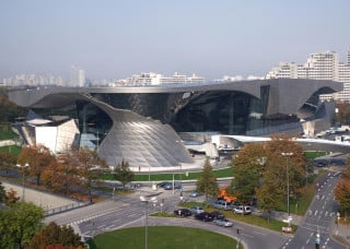 Die Stahlfassade der BMW-Welt in München ist zum Heizen und Kühlen ausgelegt
