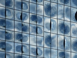 Die Glasfassade der Hamburger Elbphilharmonie setzt sich aus 1.100 unterschiedlichen Elementen zusammen, Architekten: Herzog & de Meuron