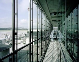 „Dock Midfield“ - Passagierterminal am Flughafen Zürich-Kloten; Architekten: Martin Spühler und Angélil/Graham/Pfenninger/Scholl, Zürich