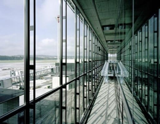 „Dock Midfield“ - Passagierterminal am Flughafen Zürich-Kloten; Architekten: Martin Spühler und Angélil/Graham/Pfenninger/Scholl, Zürich