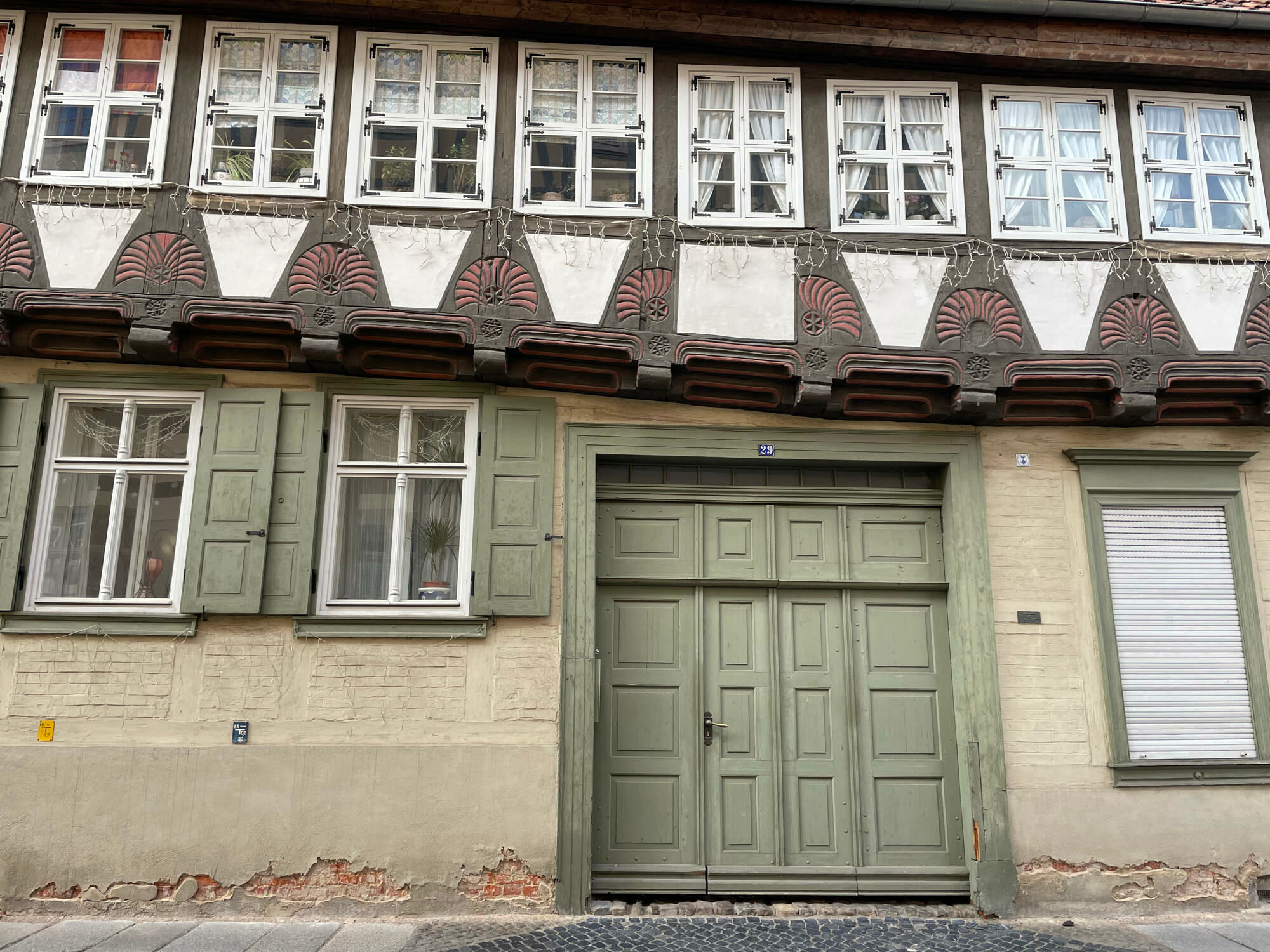 Breite Eingangstür bei einem Fachwerkhaus in Quedlingburg