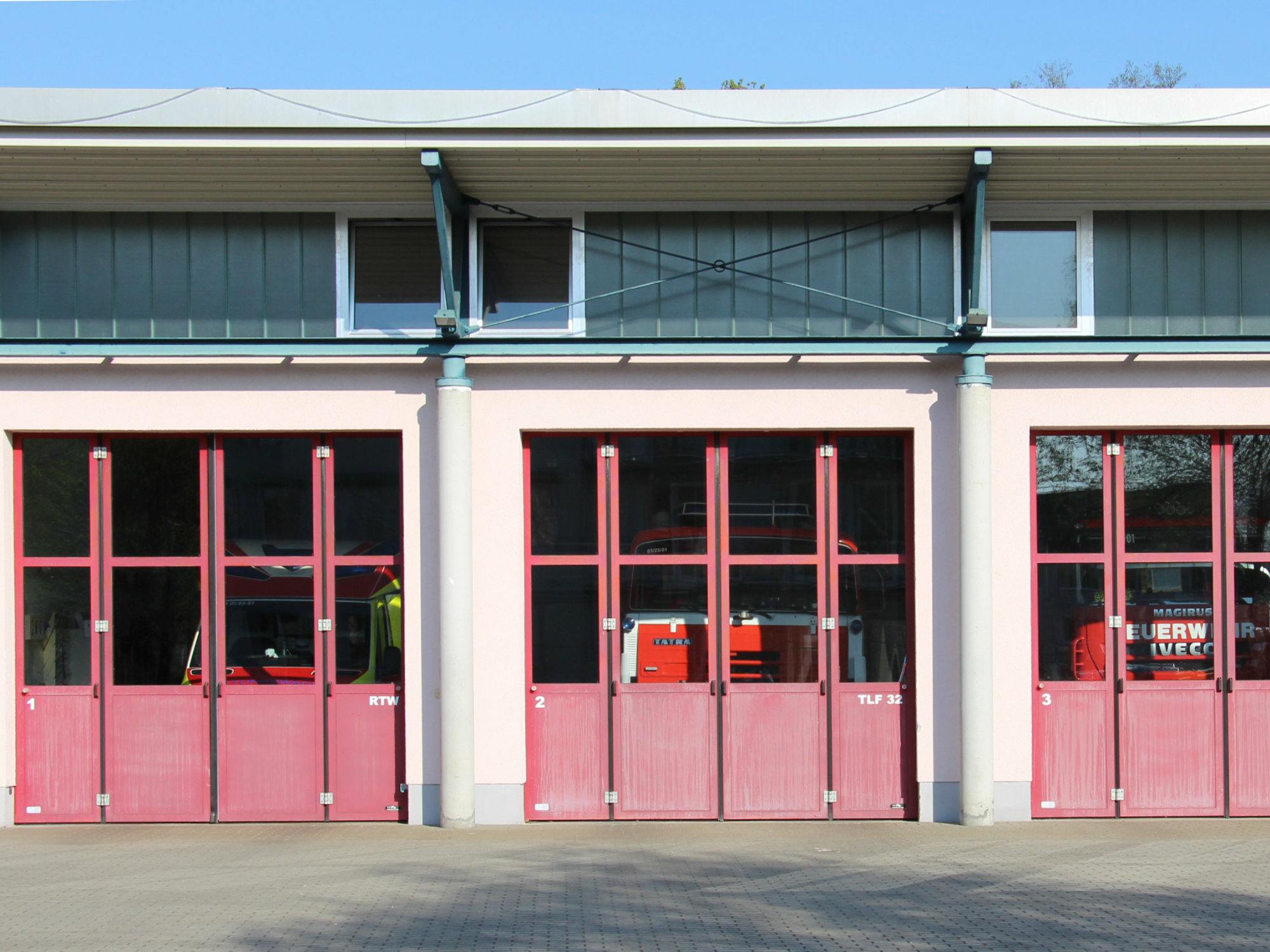 Bei Werkstätten und Fahrzeughallen sind Tore integrale Bestandteile der Fassade, wie bei dieser Feuerwache im Spreewald.