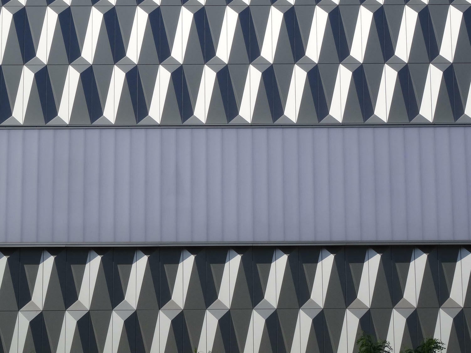 Hinterlüftete Aluminiumverkleidung des Bauhaus Baumarkts am Kurfürstendamm in Berlin, Architektur: Müller Reimann Architekten, Berlin