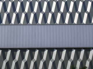 Hinterlüftete Aluminiumverkleidung des Bauhaus Baumarkts am Kurfürstendamm in Berlin, Architektur: Müller Reimann Architekten, Berlin