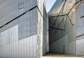 Vorgehängte, hinterlüftete Fassade aus Titanzinkblech am Jüdischen Museum, Berlin (Beispiel leichte Bekleidungselemente)