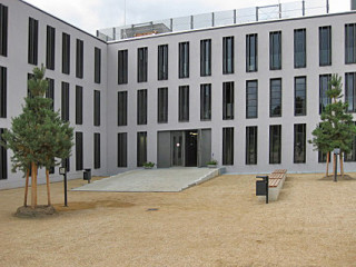 Der Innenhof der Justizvollzugsanstalt Düppel in Berlin mit einem hellgrau verputzten Wärmedämmverbundsystem, Architekten: MGF, Stuttgart