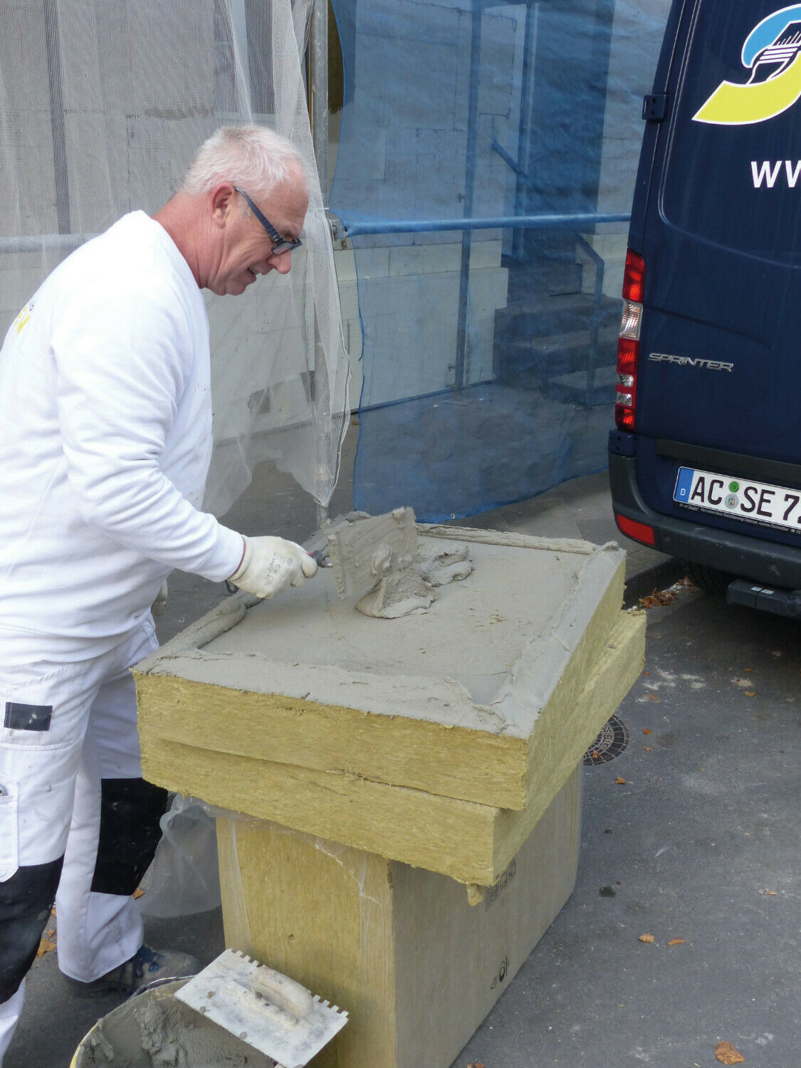 Bei Untergründen mit Unebenheiten erfolgt eine Verklebung gemäß der Wulst-Punkt-Methode.