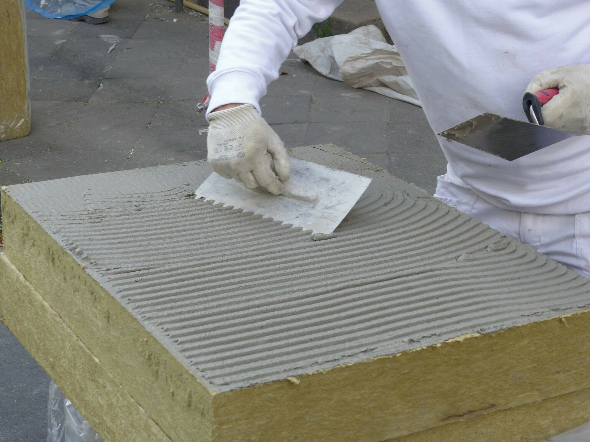 Bei ebenen Untergründen erfolgt eine vollflächige Verklebung: Der Kleber wird über eine Zahntraufe ganzflächig aufgetragen und mit der gezahnten Seite abgezogen.