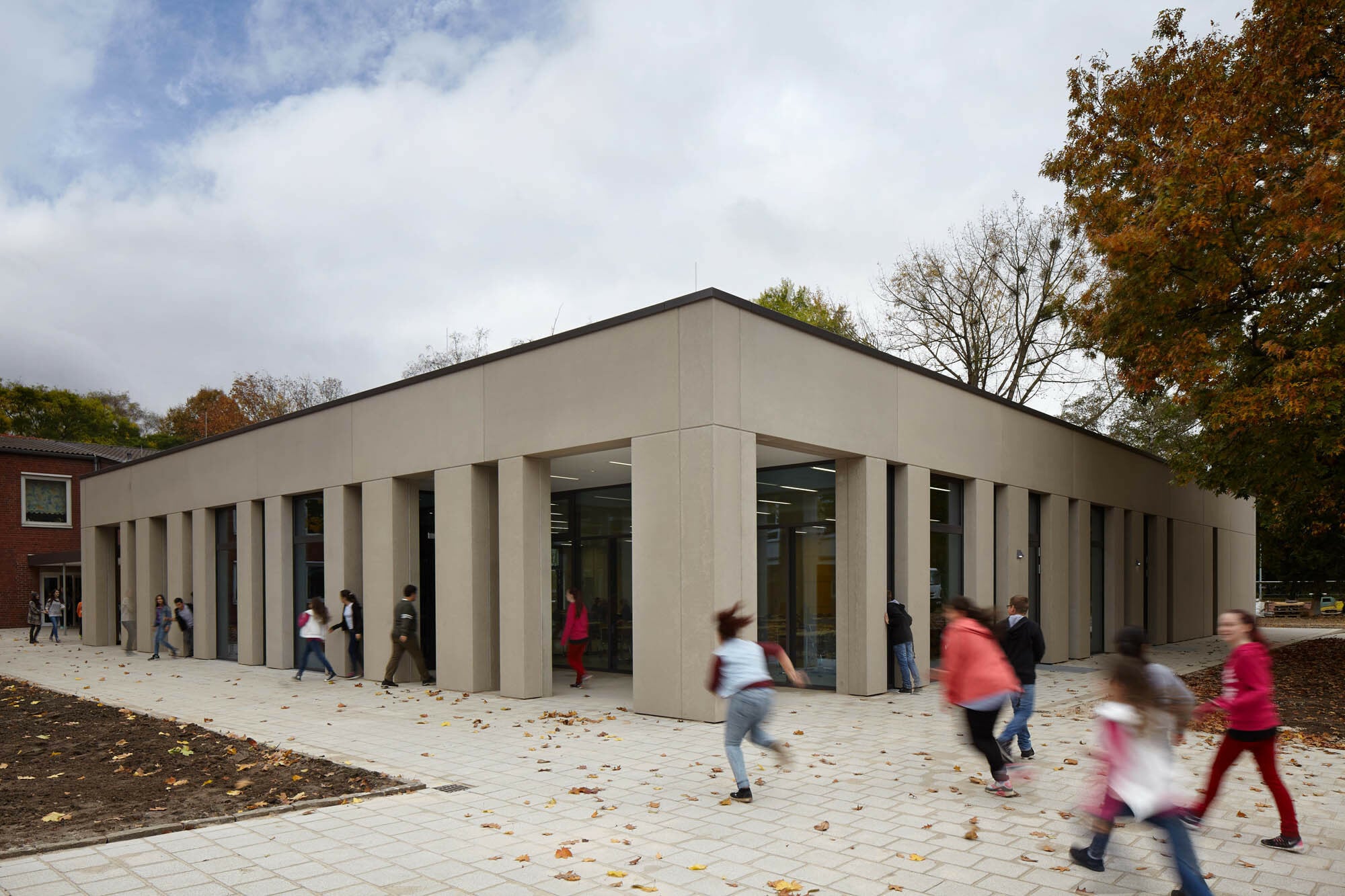 Gebäudehülle aus Beton-Sandwichelementen bei der Mensa der Katharina-Henoth-Gesamtschule in Köln (Architekten: Damrau Kusserow, Köln)