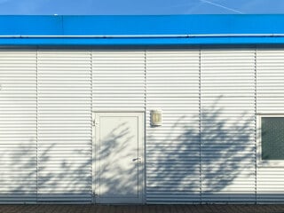 Sandwichelemente sind häufig bei industriellen Bauten wie Produktionshallen, Tankstellen oder Autohäusern anzutreffen. 