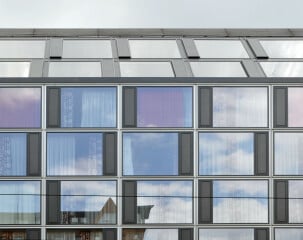 Pfosten-Riegel-Konstruktion mit Ausfachungen aus Glas und Öffnungsklappen aus Aluminium bei einem Hotel in Berlin. Architektur: Eike Becker Architekten, Berlin