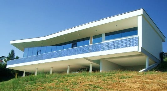 PV-Elemente als Terrassenbrüstung: Wohnhaus am Hang in Passail/A vom Architekturbüro Kaltenegger, Passail/A