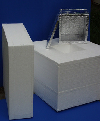 Das Bruttovolumen der Box aus Vakuumisolationspaneelen beträgt bei gleichem Nutzvolumen und gleicher Dämmwirkung nur etwa 1/15-tel der entsprechenden Box aus EPS-Schaum