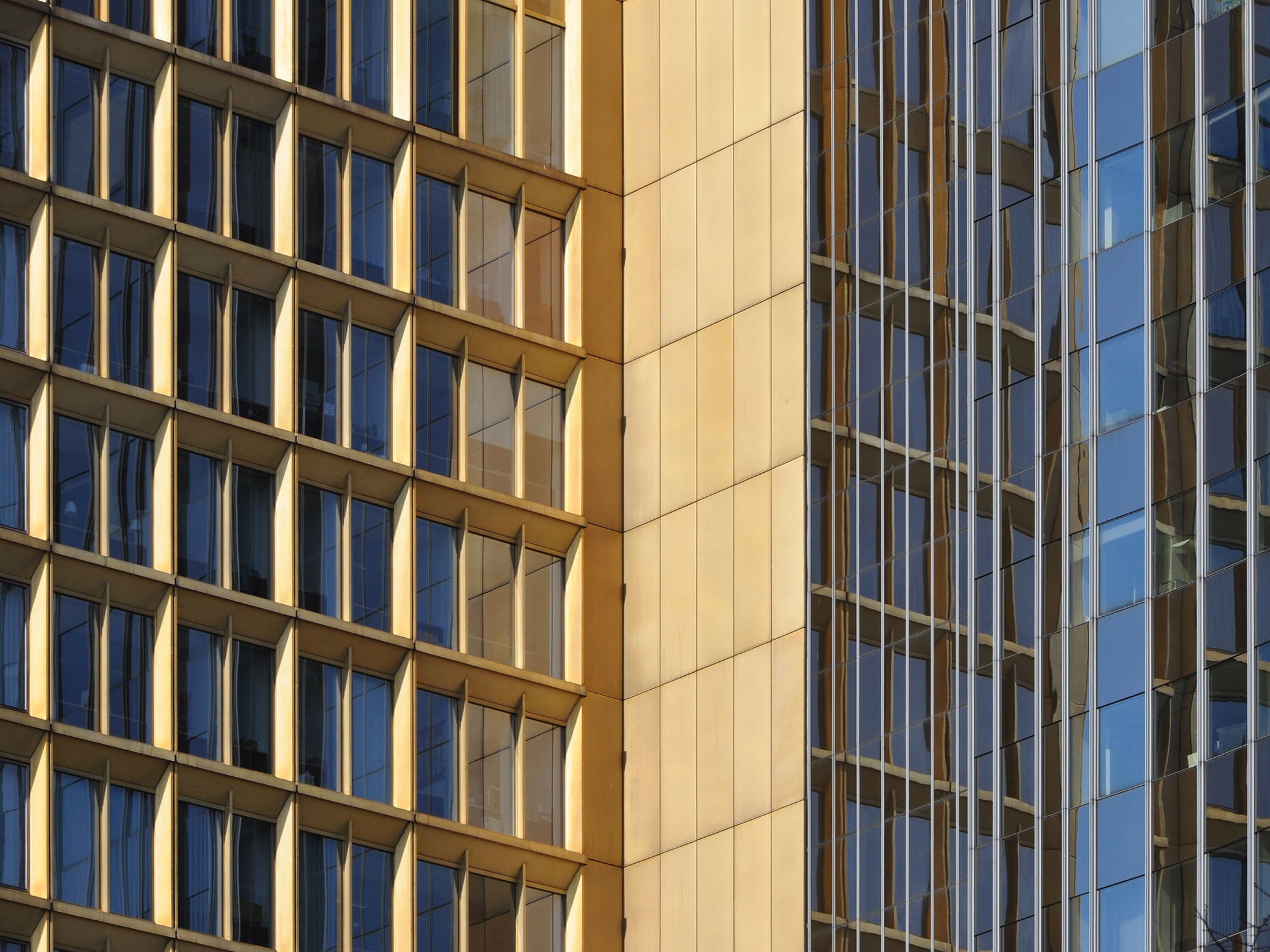 Goldfarben eloxiertes Aluminium am Berliner Axel-Springer-Hochhaus (1965), Architekten Melchiorre Bega, Gino Franzi, Franz Heinrich Sobotka und Gustav Müller