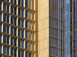 Goldfarben eloxiertes Aluminium am Berliner Axel-Springer-Hochhaus (1965), Architekten Melchiorre Bega, Gino Franzi, Franz Heinrich Sobotka und Gustav Müller