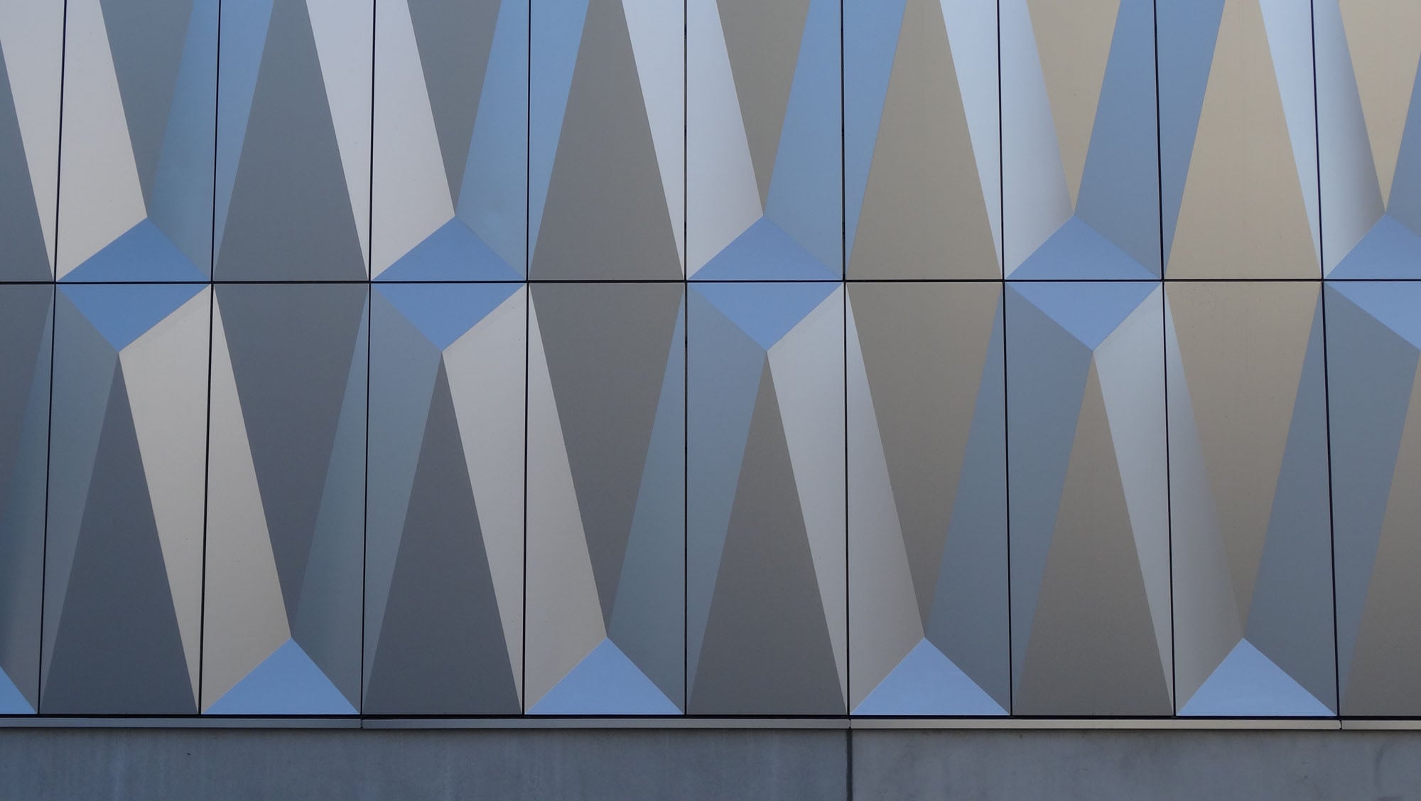 Hinterlüftete Aluminiumverkleidung des Bauhaus Baumarkts am Kurfürstendamm in Berlin, Architektur: Müller Reimann Architekten, Berlin