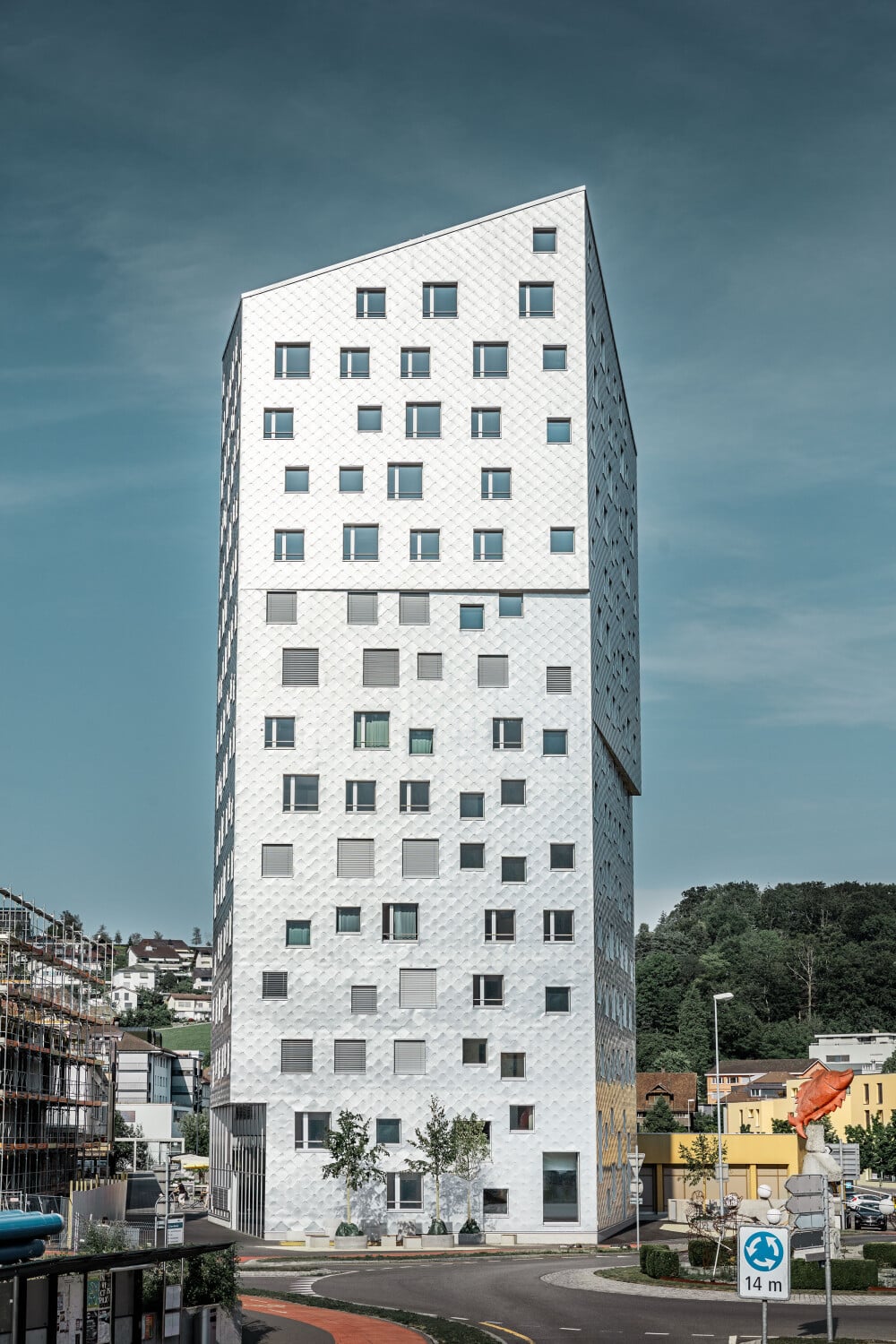 Die bandeloxierten Aluminiumrauten lassen den Wohnturm bei Sonne schimmern.