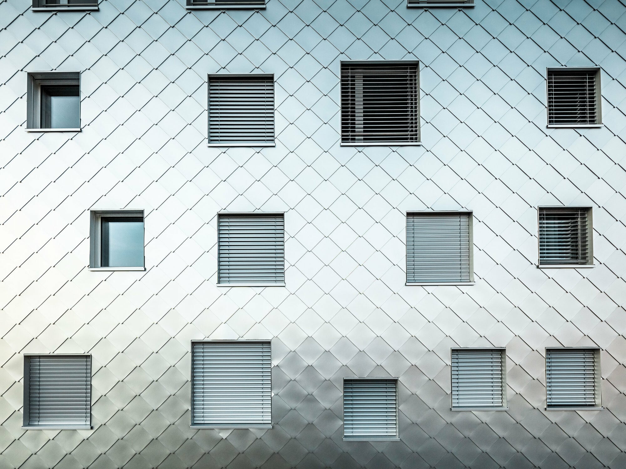 Aluminiumrauten als Fassadenverkleidung beim Tower Horw. Architektur: Tilla Theus und Partner, Zürich