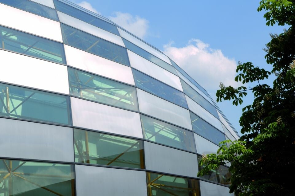 Die Außenhülle der Philologischen Bibliothek der FU in Berlin aus Aluminium- und Glaselementen, Architekten: Norman Foster and Partners, London