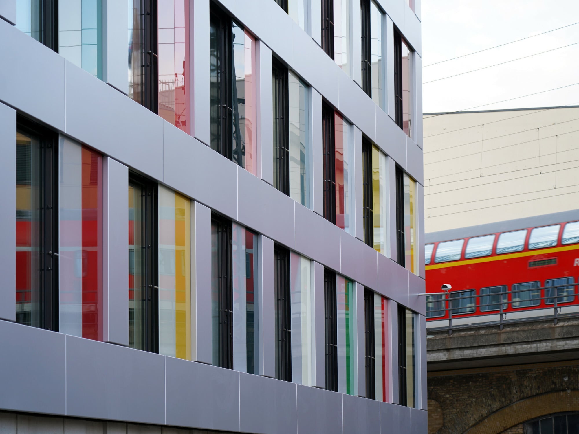 Vorgehängte Fassade aus Glas und recyceltem Aluminium am am Luisenblock West in Berlin, Architektur: Sauerbruch Hutton