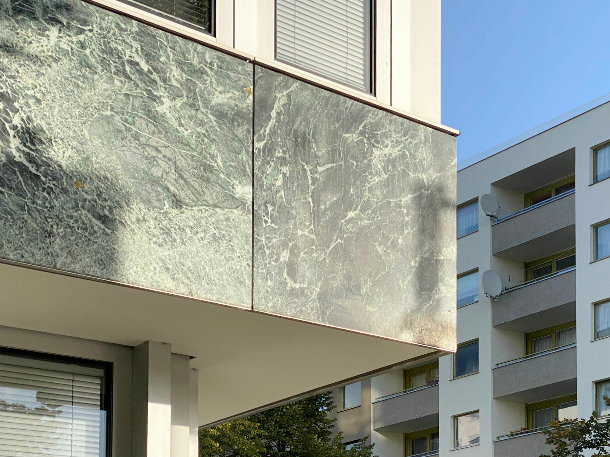 Naturwerkstein ist ein kostbares Material, dass zum Beispiel zur Akzentuierung von Brüstungen genutzt wird.