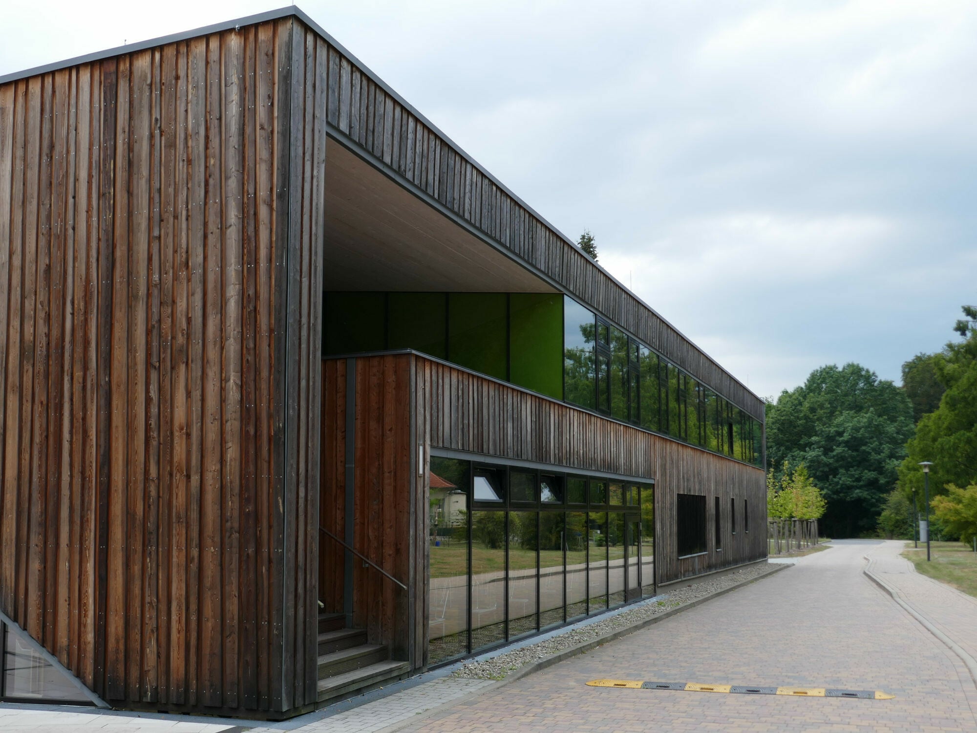 Deckleisten-Schalung aus unbehandeltem Lärchenholz als Fassadenbekleidung der Mensa der Hochschule für nachhaltige Entwicklung Eberswalde (Architektur: Andreas Gehrke) 