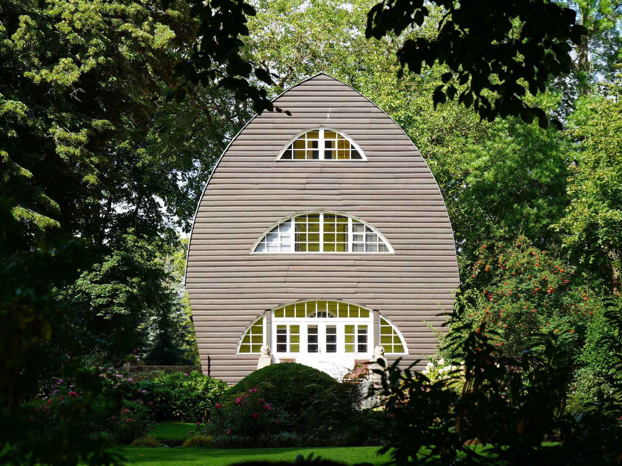 Holzfassade der denkmalgeschützten Villa Parolo in Bad Saarow. Sie entstand Anfang der 1920er-Jahre nach Plänen des Berliner Architekten Fritz Glantz.