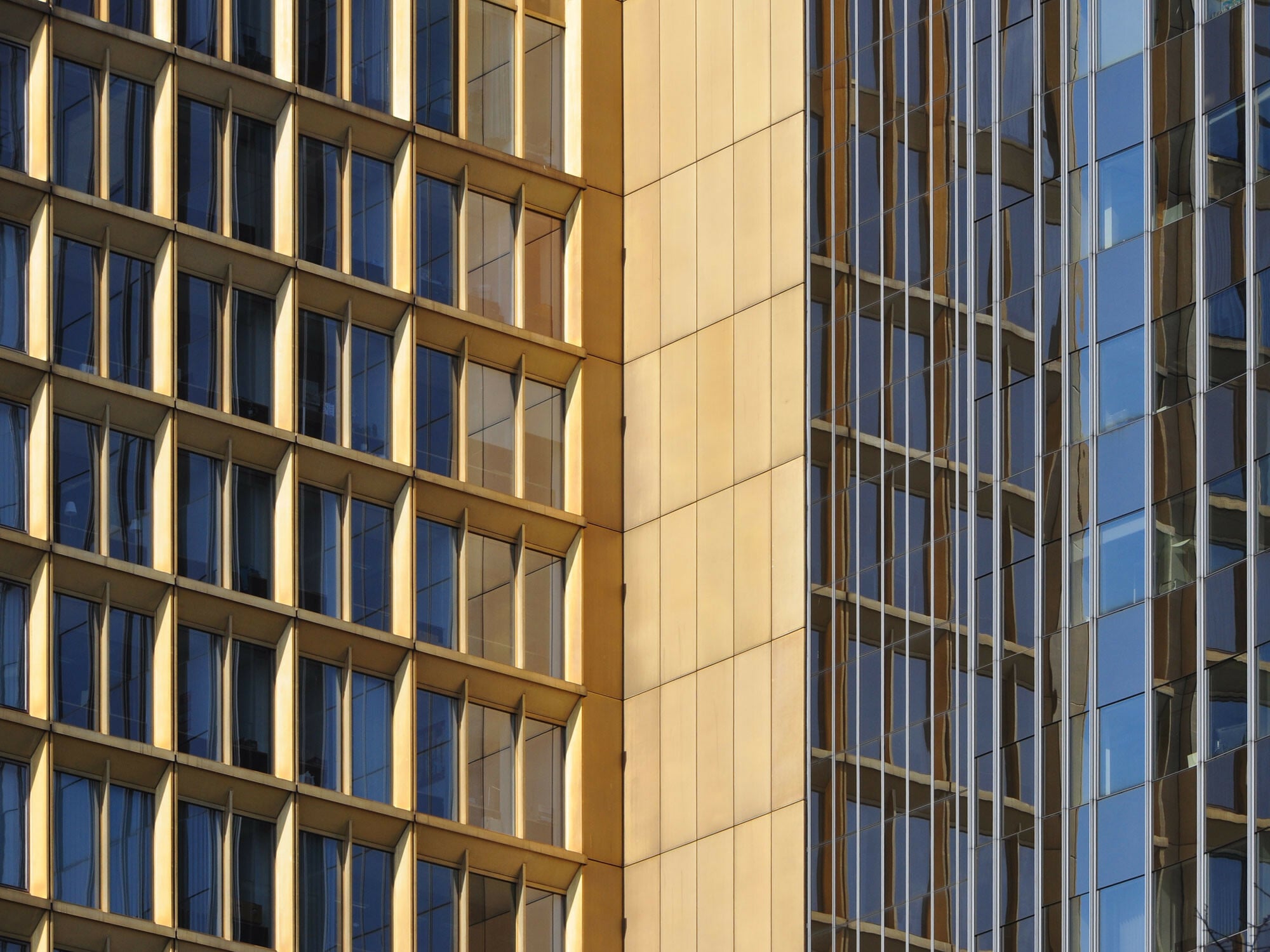 Goldfarben eloxiertes Aluminium am Berliner Axel-Springer-Hochhaus (1965), Architekten Melchiorre Bega, Gino Franzi, Franz Heinrich Sobotka und Gustav Müller