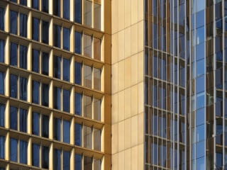 Goldfarben eloxiertes Aluminium am Berliner Axel-Springer-Hochhaus (1965), Architekten Melchiorre Bega, Gino Franzi, Franz Heinrich Sobotka und Gustav Müller