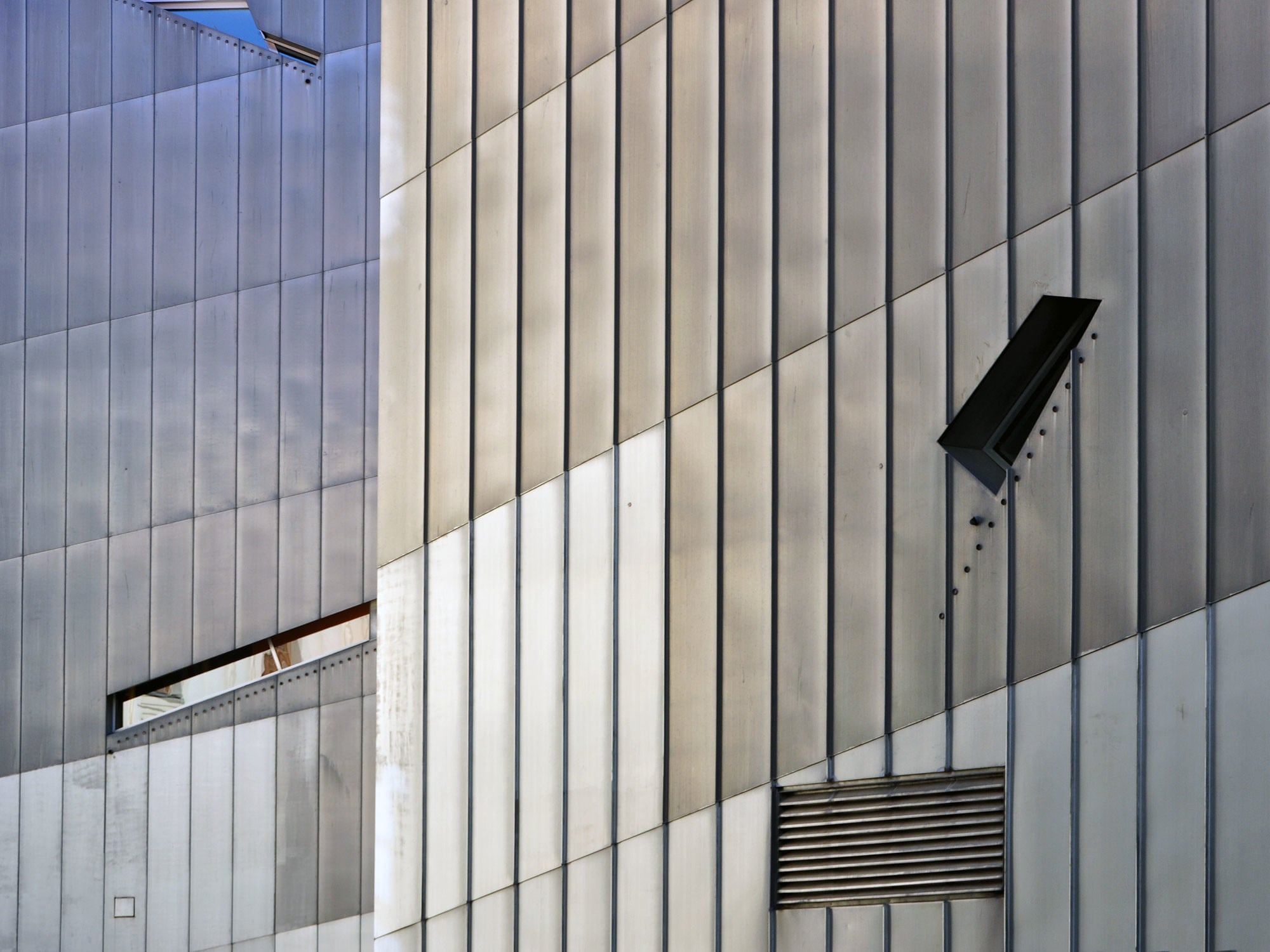Fassadenausschnitt der Zinkblechbekleidung am Jüdischen Museum in Berlin, Architekt: Daniel Libeskind