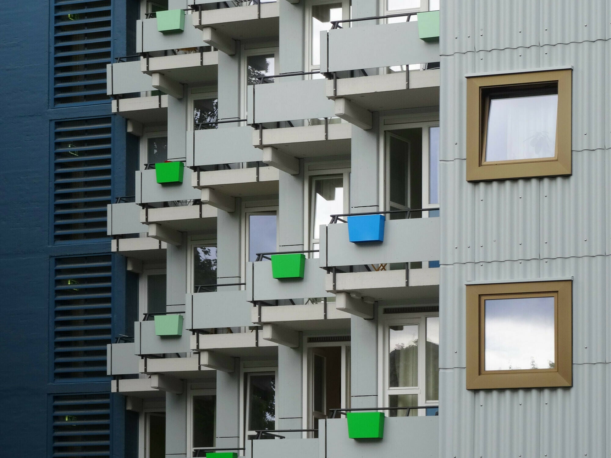 Gewellte Faserzementplatten am Hochhaus der Teamplayer, einem Gebäude der Studierendenwohnanlage Siegmunds Hof in Berlin.