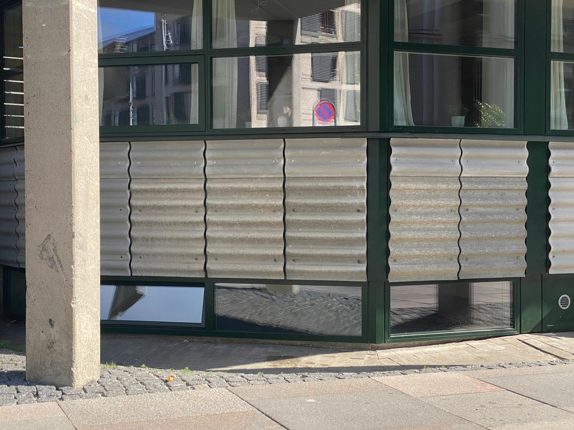 Faserzement als Brüstungspaneel bei einer Pfosten-Riegel-Fassade