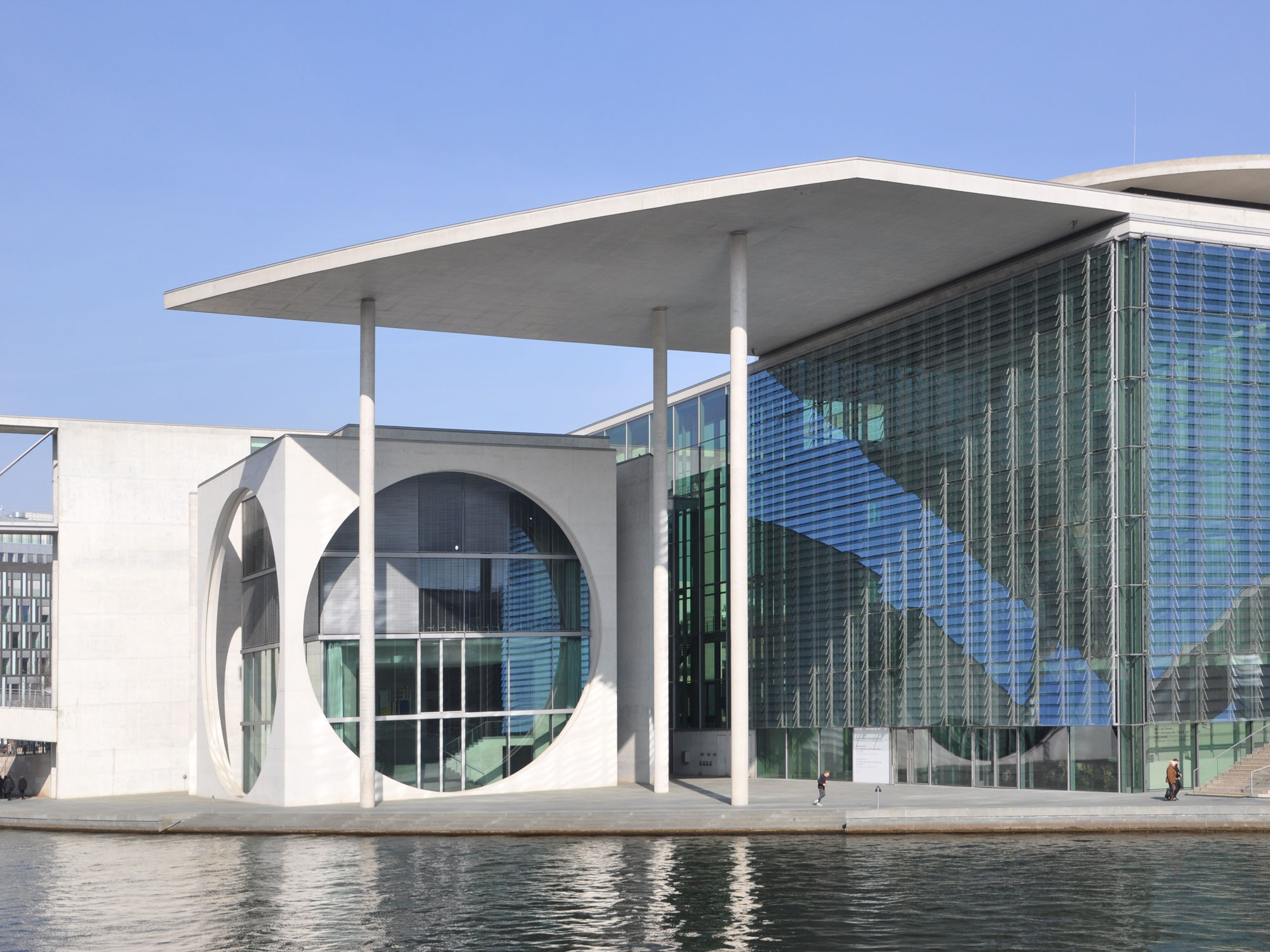 Durchbruchhemmendes Sonnenschutzglas am Marie-Elisabeth-Lüders-Haus in Berlin, Architekten: Stephan Braunfels