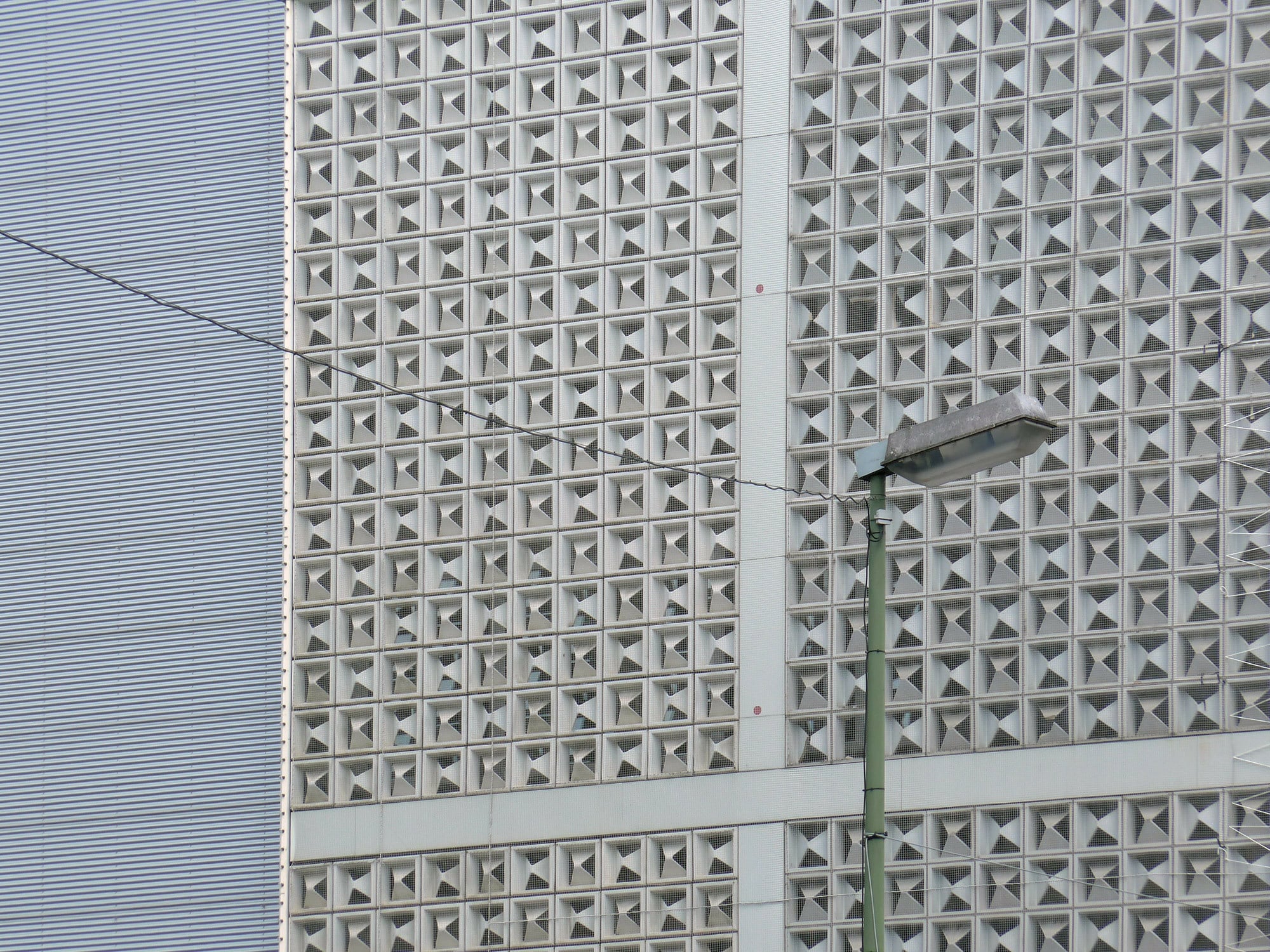 Die nach dem Kaufhaus benannte Hortenkachel wurde um 1961 von Helmut Rhode entworfen, hier am heutigen Galeria Kaufhof in Osnabrück