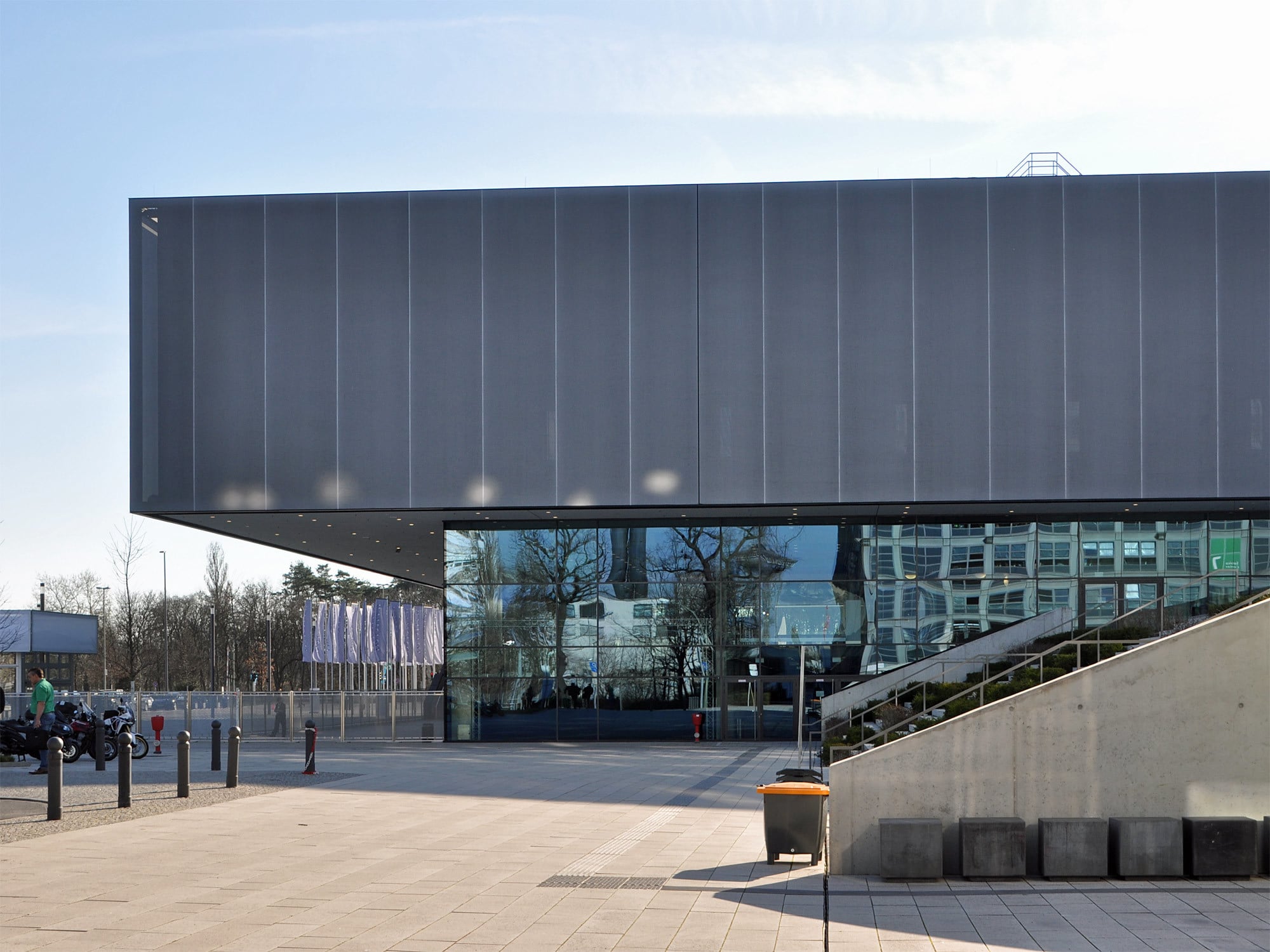 Eine textile Fassadenverkleidung aus PVC-beschichtetem Polyestergewebe wurde für das City Cube Berlin verwendet. Architekten: Code Unique, Dresden