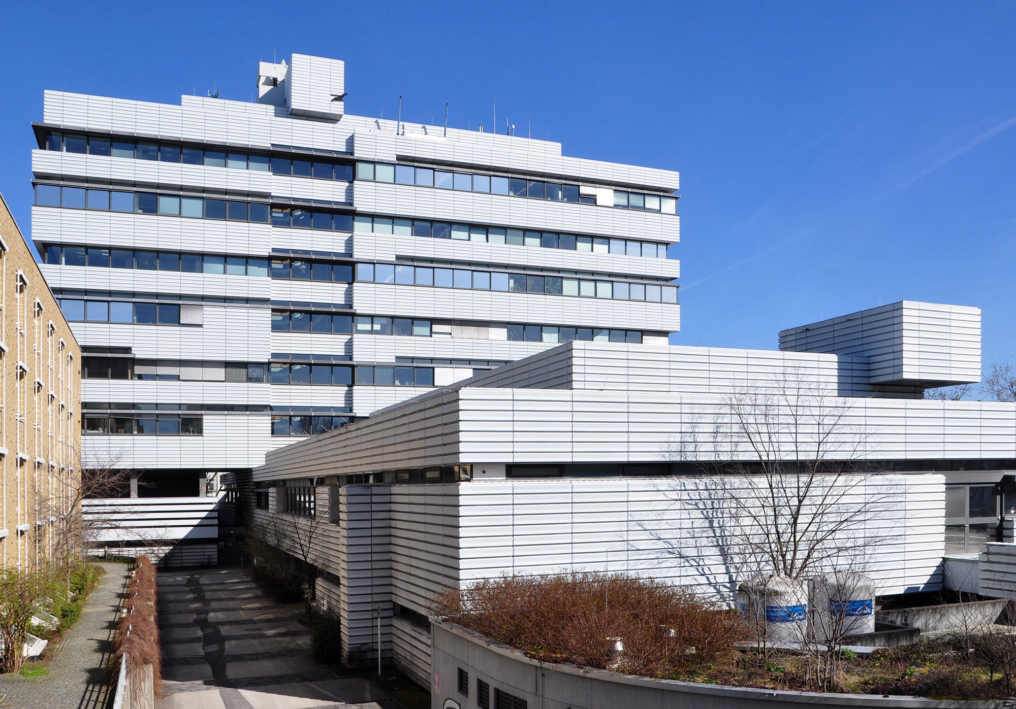 Der Franz-Fischer-Bau des Instituts für Technische Chemie in Berlin, errichtet von 1965 bis1968, ist von profilierten Kunststoffplatten aus PVC umschlossen. Architekt: Willy Kreuer, Berlin 