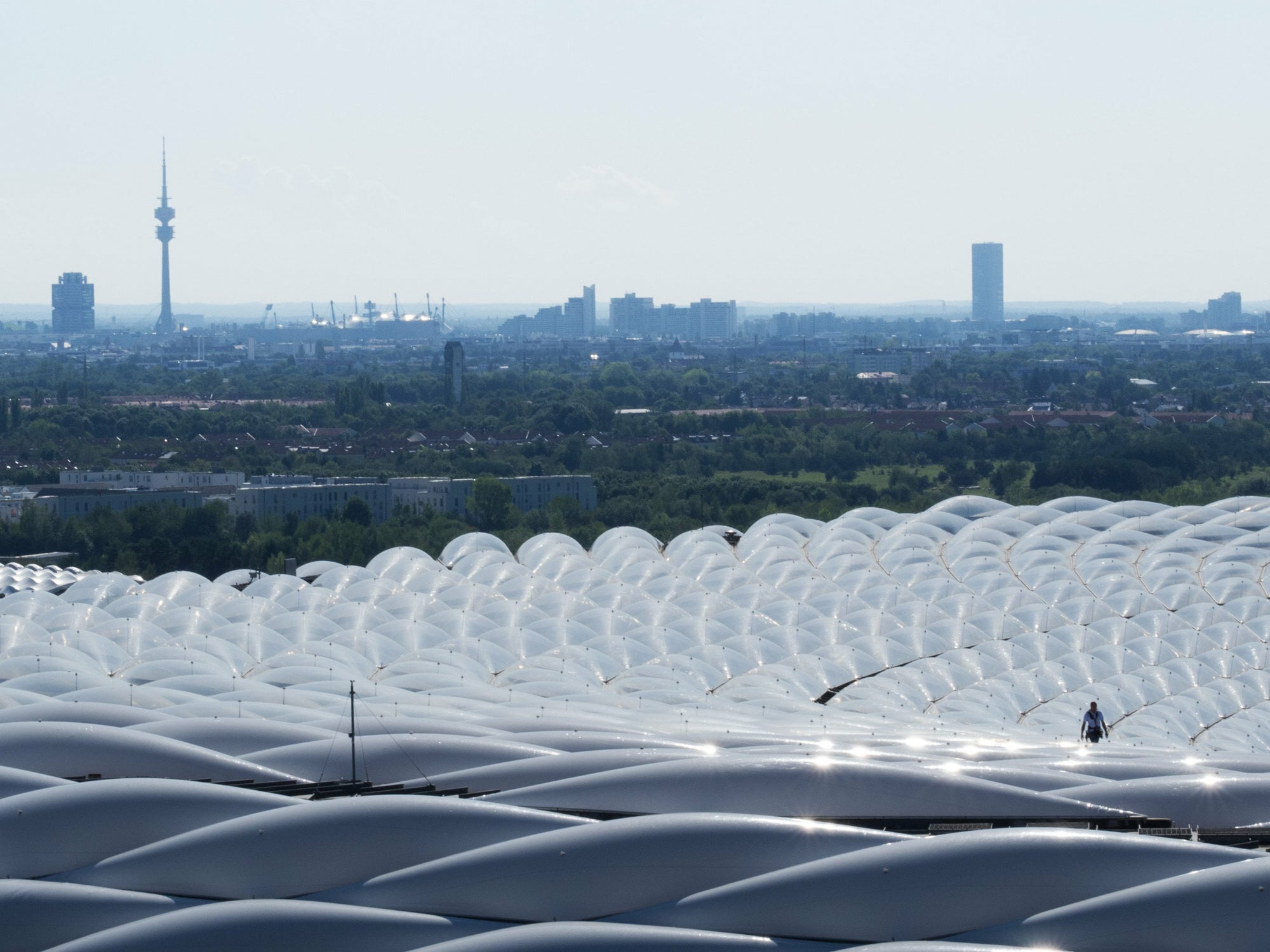 Vorgespannte Kissen aus ETFE-Folie umhüllen die Allianz Arena in München. Architekten: Herzog & de Meuron, Basel