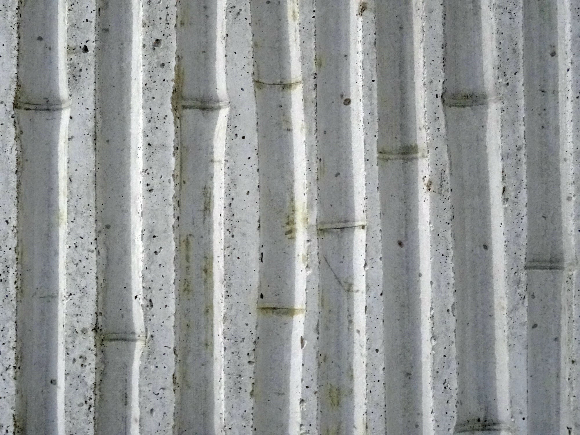 Den Oberflächeneffekt erzielten hier in die Schalung eingelegte Bambusrohre.