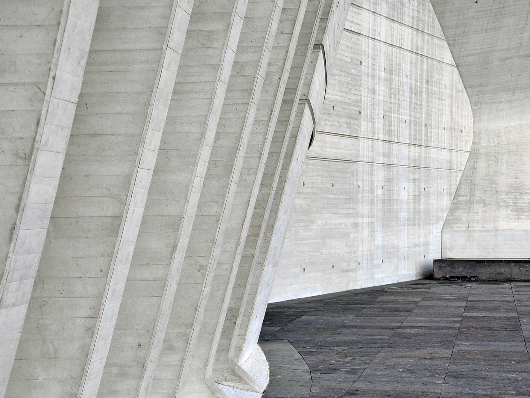 An den Sichtbetonoberflächen des Auditorio de Tenerife in Santa Cruz auf Teneriffa (Architekten: Santiago Calatrava) tritt die Struktur der verwendeteten Brettschalungen deutlich in Erscheinung.