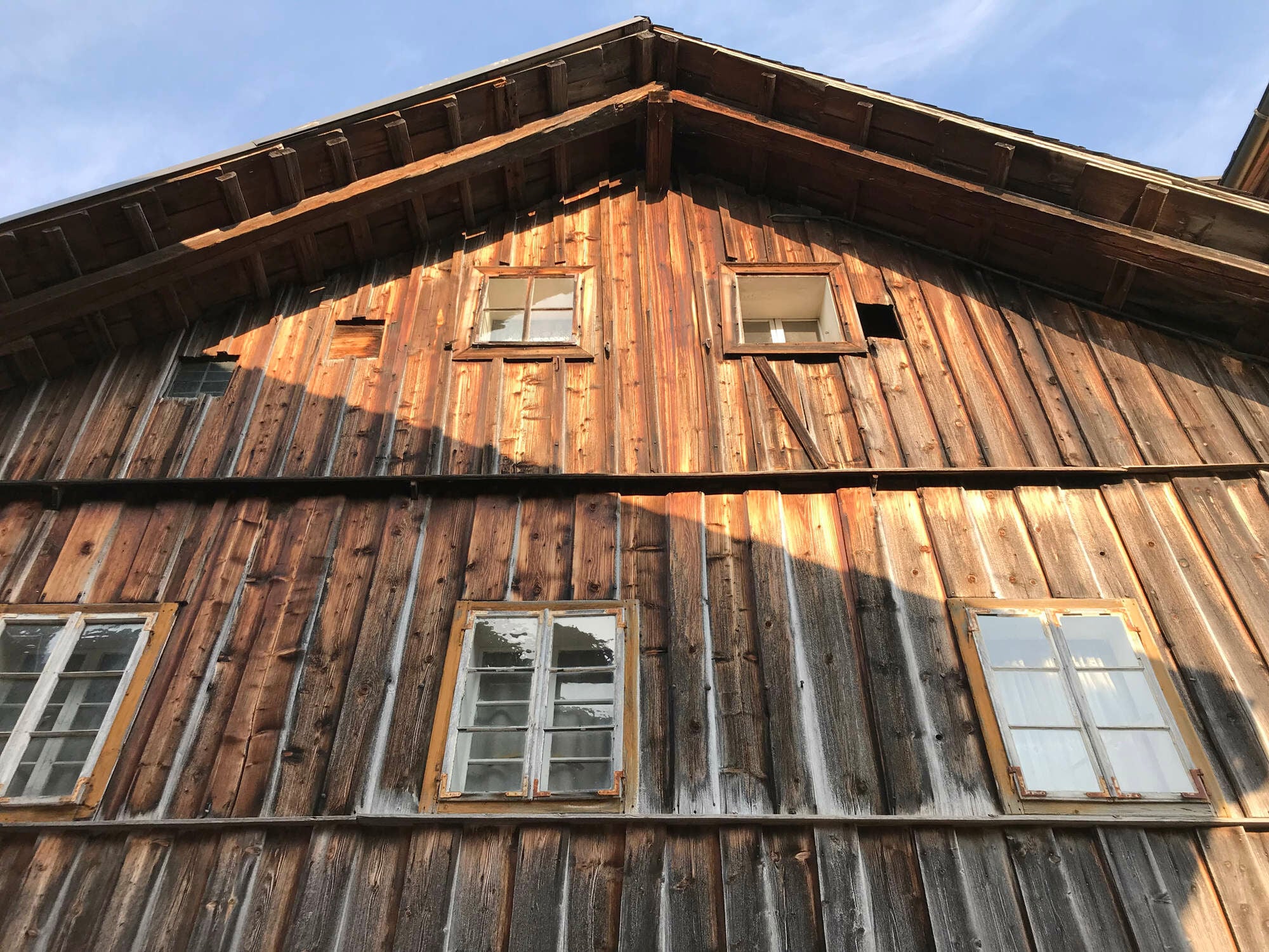 Insbesondere an vor- und zurückspringenden Bauteilen unbehandelter Holzfassaden treten unregelmäßige Verfärbungen auf.