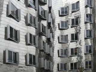 Edelstahlfassade am Neuen Zollhof 2 in Düsseldorf; Architektur: Frank O. Gehry