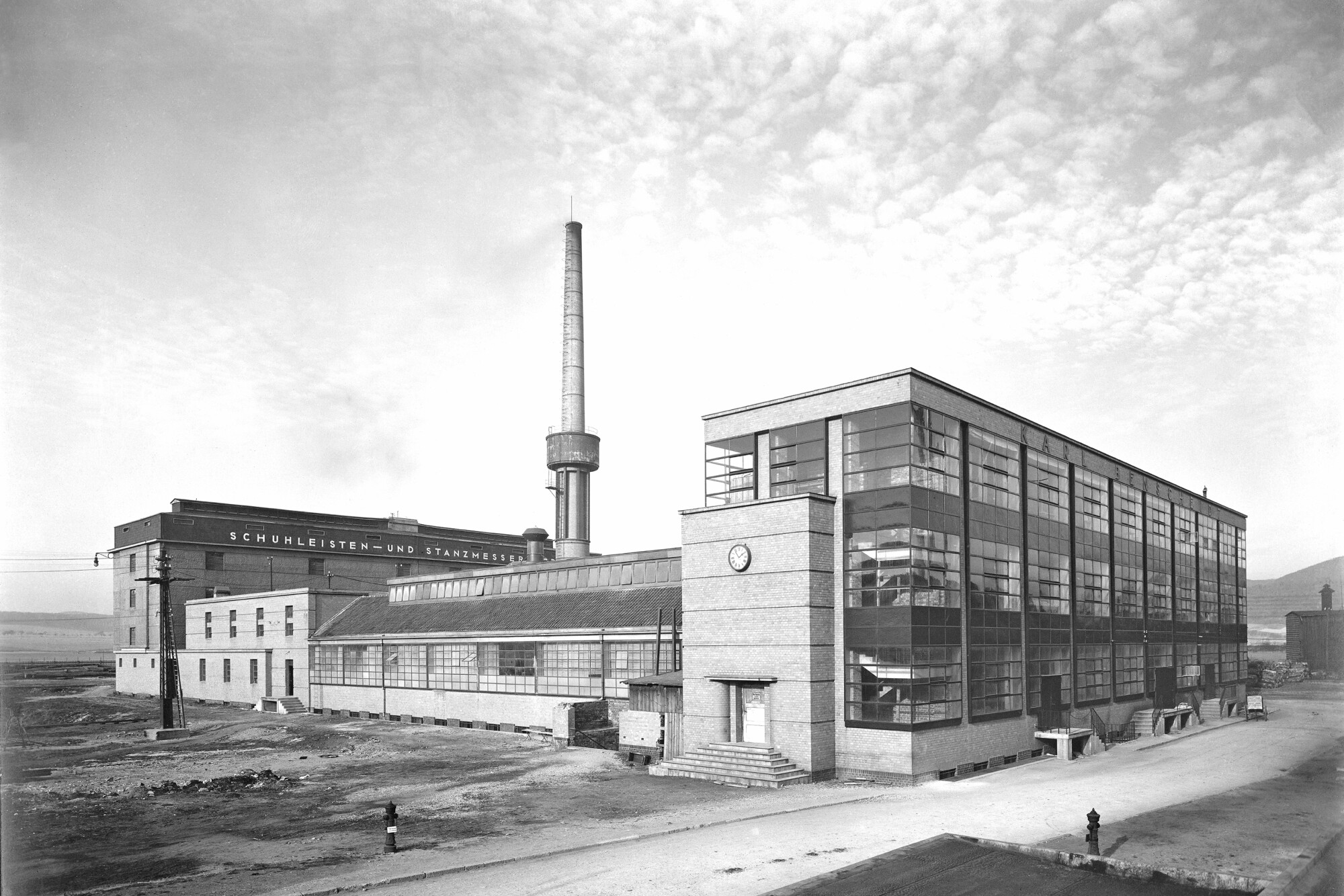 Eine der frühesten Vorhangfassaden aus Stahl und Glas ist die Fassade der Fagus-Werke in Alfeld von Walter Gropius. Die Aufnahme von 1913 zeigt das Gebäude kurz nach Fertigstellung der zweiten Bauphase noch vor Beginn des Ersten Weltkriegs.