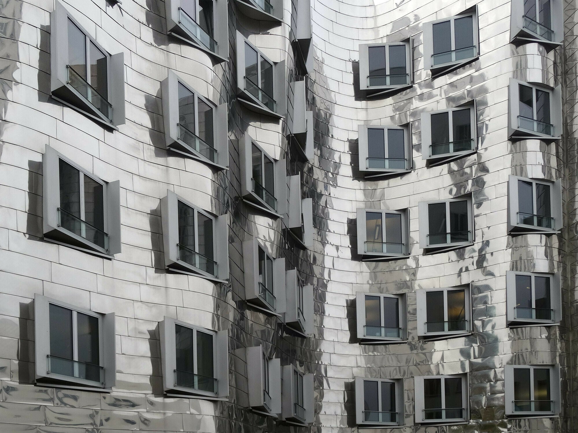 Edelstahlfassade am Neuen Zollhof 2 in Düsseldorf; Architektur: Frank O. Gehry