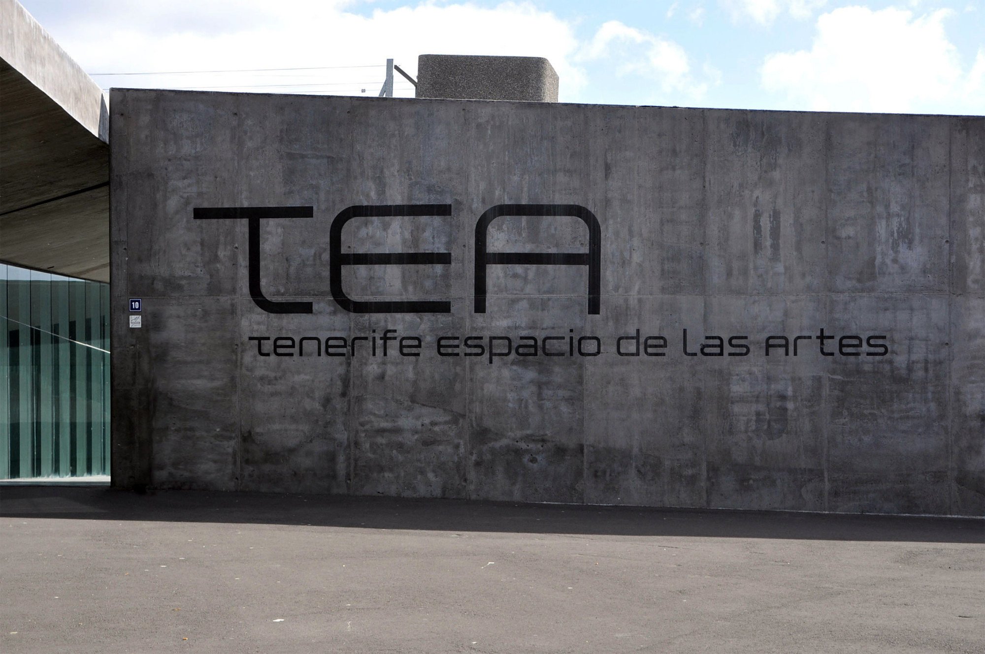 Kunst- und Kulturzentrum Tenerife Espacio de las Artes (TEA) in Santa Cruz aus anthrazit gefärbtem Beton, Architekten: Jaques Herzog und Pierre de Meuron