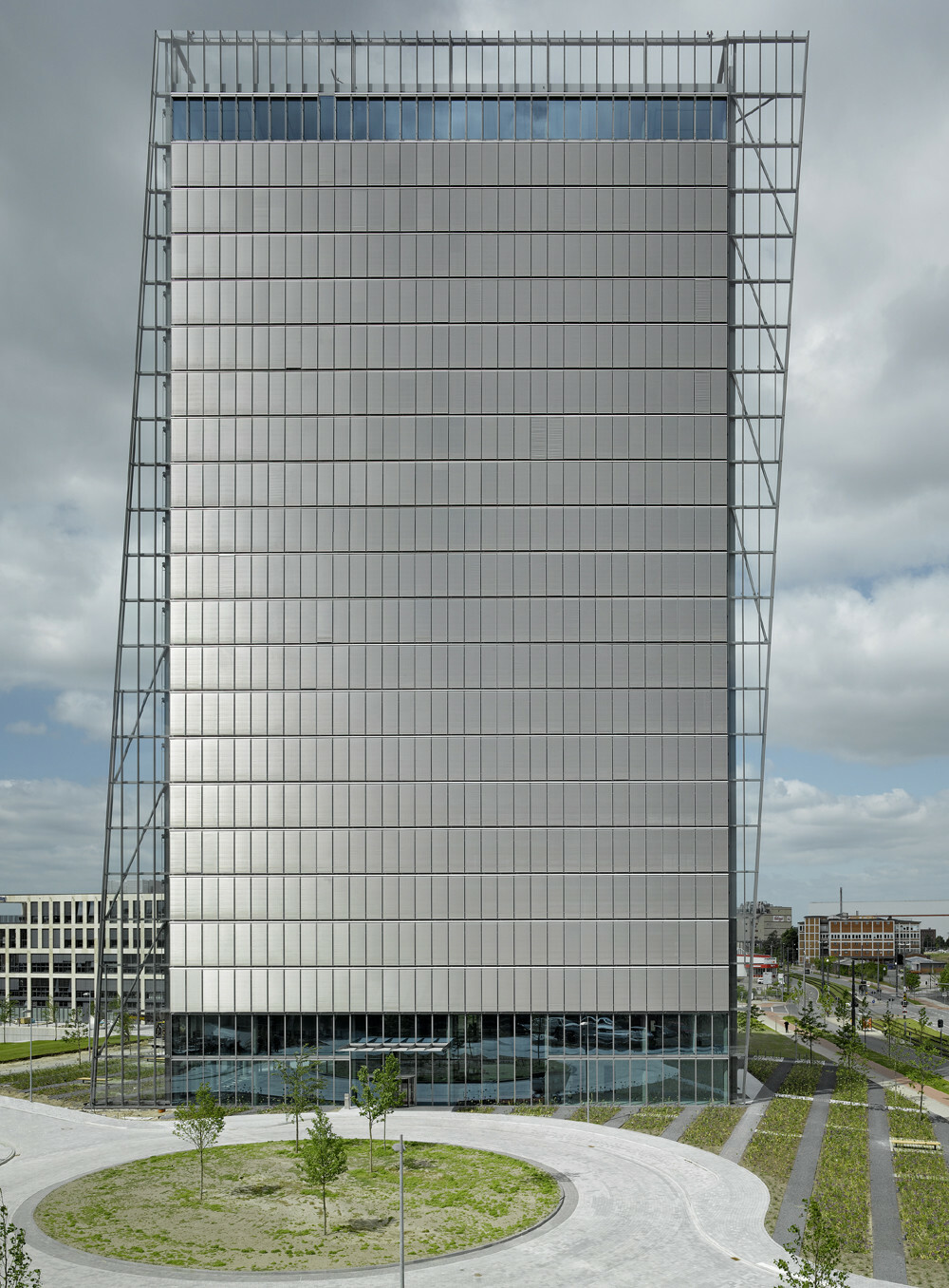 Weser Tower in Bremen (von Murphy/Jahn), Gebäudehöhe ca. 82 m: Die Lasten aus dem Sonnenschutz (ca. 4.850 m² aus Edelstahllamellen) sind in die Lastannahmen mit eingeflossen.